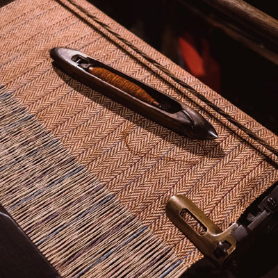 the weaver weaving harris tweed